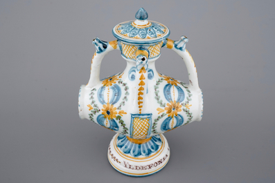 Un ensemble de 3 pichets trompeurs en forme de tonneau, Talavera, Espagne, ca. 1820
